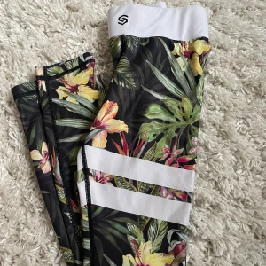Stronger tränings tights, Vietnam - Fina och sköna Stronger tights i nästan nytt skick. Säljer då de inte kommer till användning.