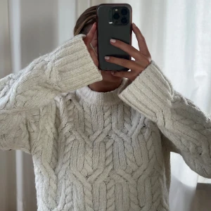 Stickad tröja  - Säljer för kommer inte till användning💕 stickad tröja från HM, lite oversize men framförallt väldigt fin längs på ärmarna 
