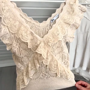 Beige topp - Stickad topp, storlek L men sitter som M. Helt oanvänd 