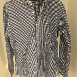 Ralph Lauren skjorta  - Hej! Säljer nu min skjorta från märket polo Ralph Lauren, storlek 34/35 motsvarar M fint skick, tveka inte på att höra av dig om du har frågor eller funderingar kring skjortan!