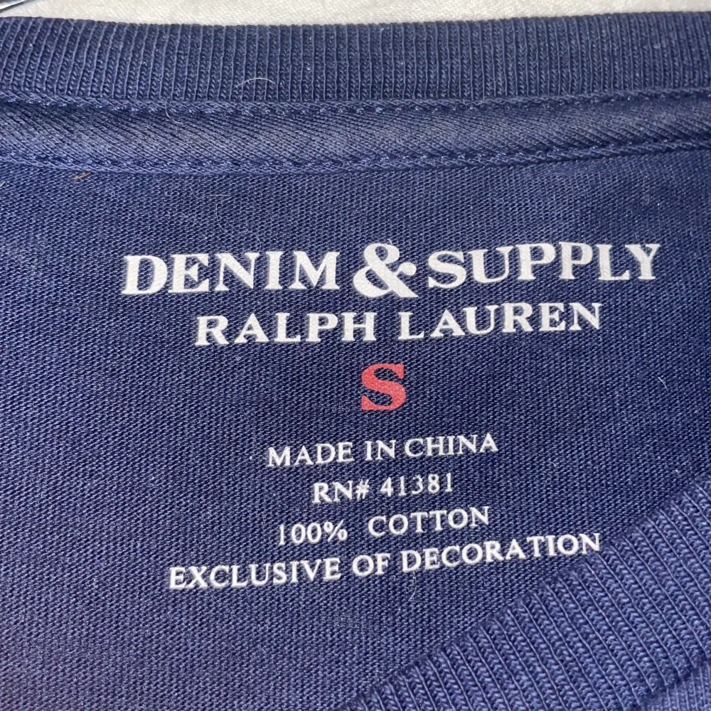 Säljer denna feta Ralph lauren (denim & supply) T-shirten i väldigt bra skick utan några defekter, storlek S, skriv för mer frågor eller bilder . T-shirts.