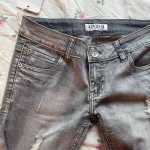 Lågmidjade jeans - Helt nya, Utsvängda ljus blå/ grå jeans med slitningar 💕 Midja: 78  Innerbenslängd: 82 Som tyvärr var för små för mig☹️