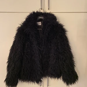 Pälsjacka - Säljer en cool fejkpälsjacka från NA-KD, den är i nyskick och i storlek M men skulle säga att den passar även S. Den är bekväm med bra material på insidan och den ger outfiten en extra edge. Den passar perfekt både till vardag och fest 