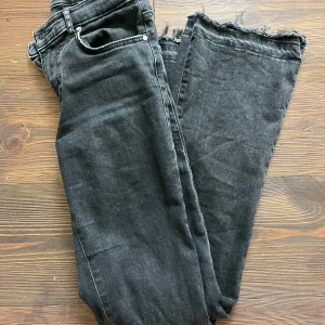 Jeans bikbok - Mid waist ifrån bikbok. Svart tvätt. Bra skick 
