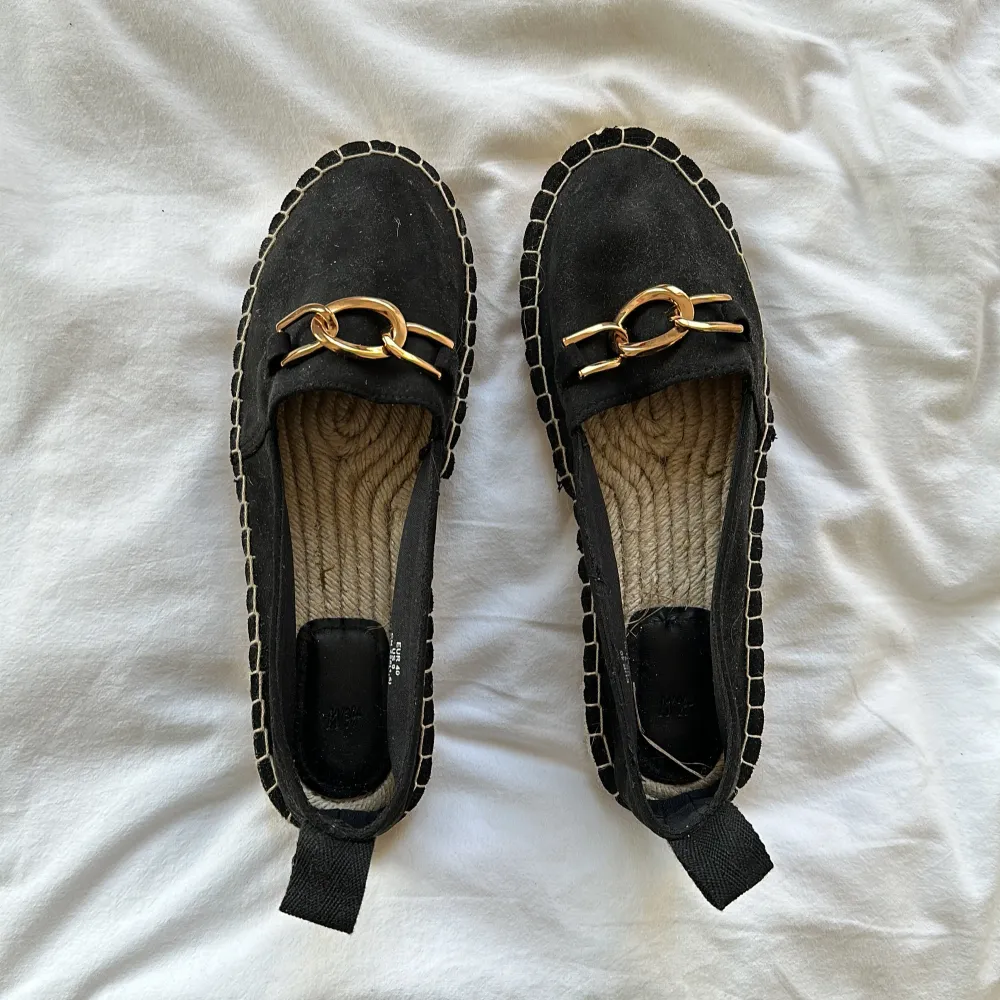 Espadrillos med metalldetalj från HM. Köpta 299 kr, använda 1 gång . Skor.