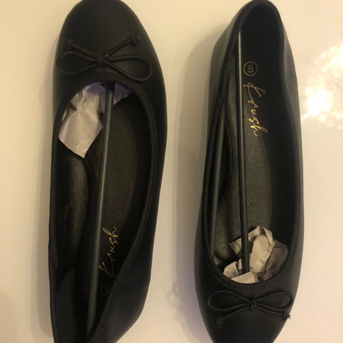 Svarta ballerinaskor med rosett - 90