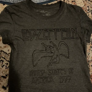led zeppelin band tröja - snygg led zeppelin tröja, styrningen storlek men den jag skulle säga S (jag brukar ha strl S se bild 2). aldrig använd bara tvättad. använd köp nu