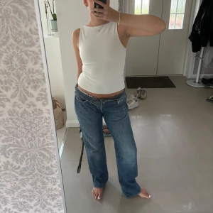 Lågmidjade Levis jeans  - Älskar dessa jeans från Levis! Lågmidjade och raka! Jag är 170cm