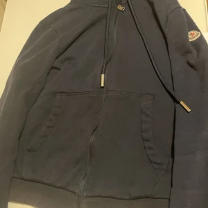 Moncler kofta  - Äkta moncler kofta köpt från plick. Säljer den eftersom den inte passar mig längre.  