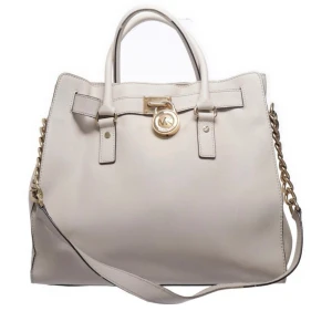 Micheal kors väska - Superfin micheal kors väska som inte säljs längre, nypris på dessa väskor är ca 2000/3000kr mått: 36x15x31