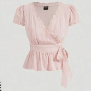 Rosa blus - Helt nyskick och oanvänd, säljer då den inte kommer tilm användning. 