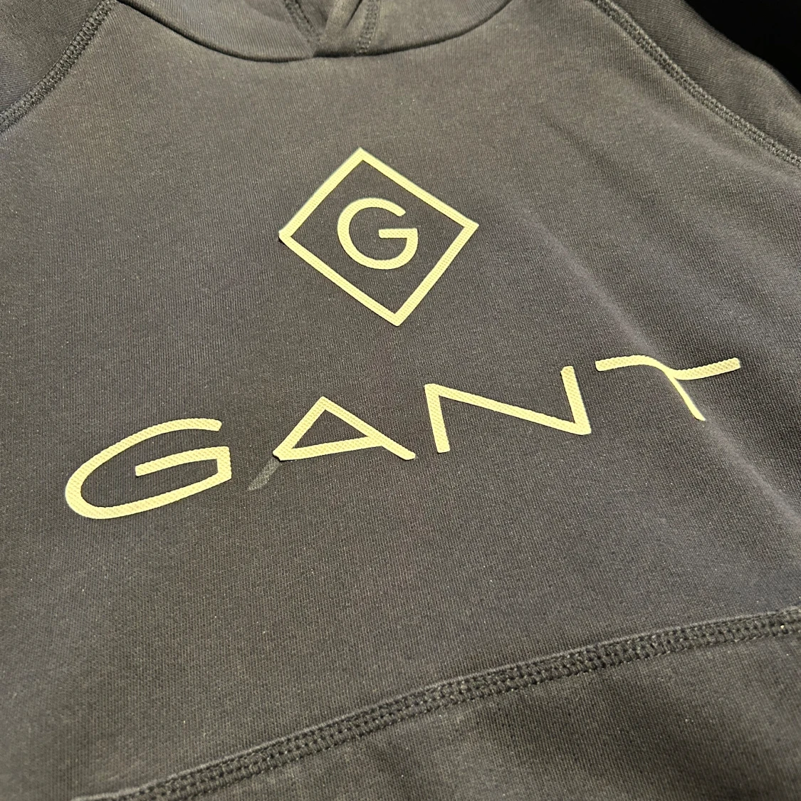 Mörkblå hoodie från GANT - 91