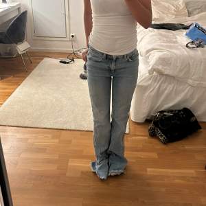 Säljer ett par ljusblå jeans med bootcut-stil. Som det syns på bilderna är de alldeles för många för mycket och är tyvärr därför jag måste sälja dem. Använda ett fåtal gånger och i jättebra skick 😊