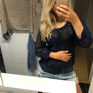 Blus - Trekvartsärmad blus i en jätte fin mörkblå färg. Som tyvärr inte kommer till någon användning, den är i ett väldigt bra skick. Skriv för fler bilder eller frågor💓