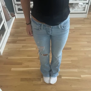 Lågmidjade bootcut jeans  - Säljer dem här snygga jeansen från Levis klippta längst ner helt nya är osäker om jag ska sälja dem säljer för endast bra bud ! Köptes för 150$$ som är ca 1800kr (Limited edition köpta i New york) Midja: 35 innerbenslängd: 71