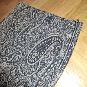 Vackra mjukis byxor - Snygga byxor med ett paisleymönster i svart och guld. Byxorna har en dragkedja i sidan och är i en stretchig kvalitet. Hög tight midja och vida ner till Passar M och L 103 cm långa från  Finns ute på fler sidor, kontakta mig innan köp