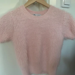 Rosa Zara tröja💝 - Säljer denna jättefina tröja ifrån zara i mycket bra skick. Aldrig använd bara provad! Storlek S 🙌🏼💝