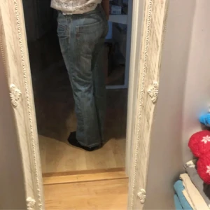 Jeans - Ett par jätte fina jeans ifrån Replay som inre kommer till någon användning. Dom passar perfekt på mig i längden (166). Midwaist och bootcut. Skriv för fler bilder och frågor💓