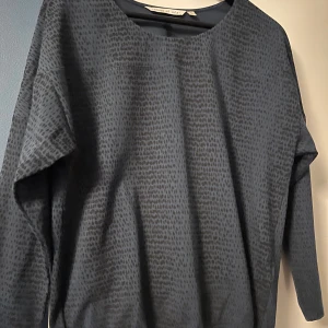 Ny tröja House of Lola - Helt ny tröja från House of Lola Stl L 350kr