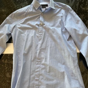 Ljusblå skjorta från Zara med mönster - Storlek S, Slim fit modell, 10/10 begagnat skick, inga hål eller fläckar, mycket sparsamt använd