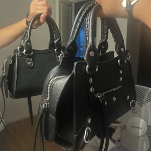Mini väska - Så snygg svart väska som är lite lookalike🤭 toppen skick och kommer med band