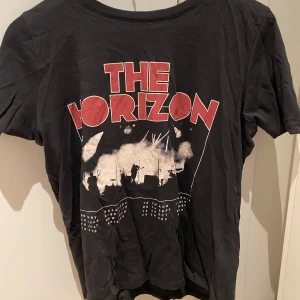 T-shirt med print  - Rock T-shirt, knappt använd🖤 Storlek M