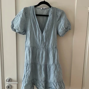 Jeansklänning från zara  - Blå jeansklänning från zara i storlek 34