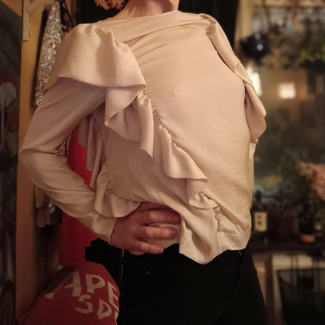 Beige klänning med volangdetaljer - 3