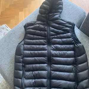Täckväst med avtagbar luva - Svart täckväst herrstorlel M  Oanvänd