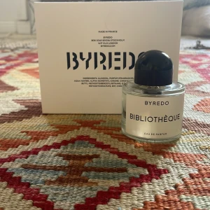 Byredo BIBLIOTHÉQUE - Byredo BIBLIOTHÉQUE är en mycket fräsch och lyxig doft. Köpte den nyss för 1700kr på NK, kvitto finns. Andvändt kanske i ml.