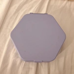 Smink/smycken låda - Det här är en lila låda som inte är så himla stor men är bra för typ maskara sminkborstar och så. Inte så mycket använd har bara typ bara tittat på den så då kan jag sälja den