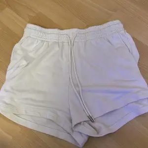 Vita shorts i Storlek M. Mysiga och mjuka, funkar bra till vinter.