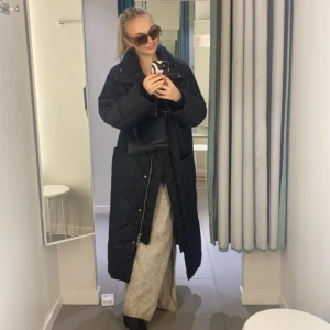 Lång vinterjacka storlek XS - En lång vinterjacka i storleken xs från H&M.  Jag är 1,55 cm lång och därför är jackan väldigt lång på mig.  Säljer den för 150:-