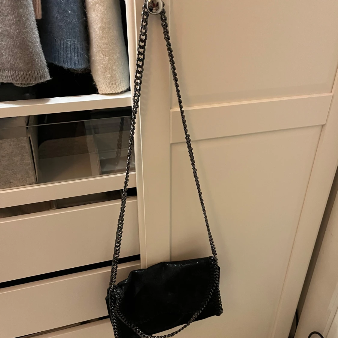 Svart väska med fack och kedja - 90