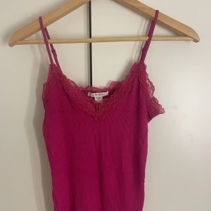 Lila/rosa spetslinne - Linnet är i bra skick, köpt från newyorker och är i storlek M. Vid frågor är det bara att höra av sig!🩷
