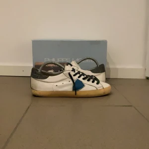 Philippe Models - Säljer dessa tvärfeta Philippe Models med sjukt cool och unik design. Väldigt bra skick. Lite använda, lagade vid hälen, små defekter kan förkomma på själva skorna. Storlek 41/42. Box och Philippe Model kortet kommer med. Pris: 1699 Kr❗️ Pris kan diskuteras vid snabb affär❗️