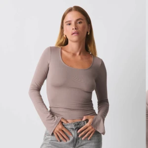 Topp Gina - Soft touch top från GinaTricot. Kommer inte till användning. Jättebra skick. Hör av er vid funderingar ❤️