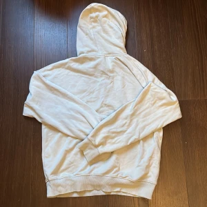 Ljus gul hoddie - En ljus gul hoodie i storlek 158/164, pris går såklart att diskutera 💕