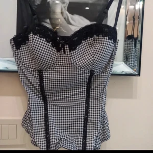 rutig korsett topp - Slutsåld korsett från hm med spets vid övre kant💕storlek 40💕Den kan behövas strykas 🙏🏻