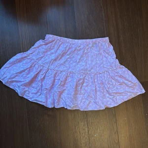 Kjol - En rosa kjol i storlek 38