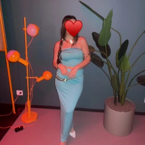 halloween costume princess jasmine  - Blå  tight kjol med crop top med  All tillbehör som finns i bilden . 