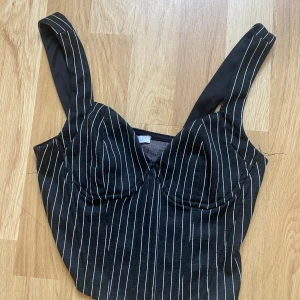 Linne/top - Svart, vita mönster Snyggt linne.