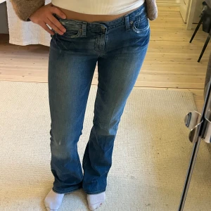 Lågmidjade bootcut jeans  - Snyggaste jeansen!! Midjemått: 39cm  Innerbenslängd: 85cm 