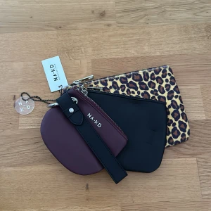 Clutch  - Liten clutch från nakd i mörklila, svart och leopard.