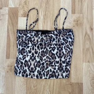 Glamour leopard 🐆 linne  - Väldigt sött och luftig leopard 🐆 linne. Är i bra skick med prislapp. :)