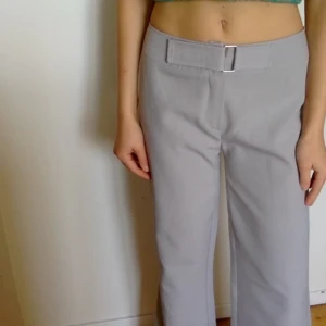 Grå kostymbyxor - Mattgrå kostymbyxor med fint fall och kardeborre-bälte