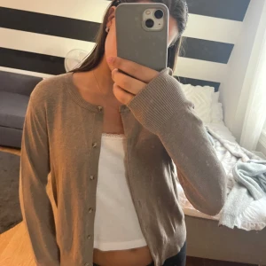 Beige stickad kofta - Säljer denna jättefina finstickade koftan från H&M! 🫶🏻🫶🏻 Använd ca 2 ggr så väldigt bra skick!
