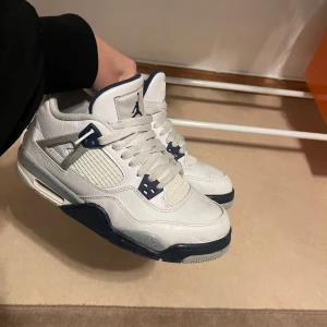 Jordan 4 midnight navy  - Jordan 4 som är köpta från soleplus. Lite smutsiga men annars i bra skick.