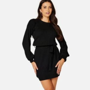 Svart stickad klänning Bubbleroom stl small - Klänningen har lite noppror, men annars i fint skick.