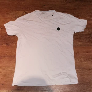 Moncler t shirt  - En moncler t-shirt som ser riktigt bra ut och äkta. Priset kan diskuteras. Moncler t shirten är äkta 